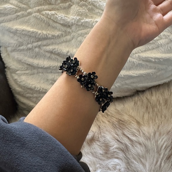 Black/Gold Elastic Floral Bracelet - Picture 3 of 4